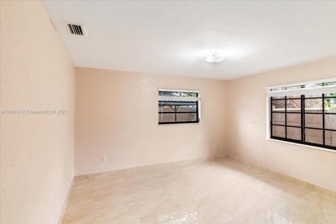 House in Miami Gardens, Florida 4 bedrooms, 167.22 sq.m. № 1945418 - photo 28