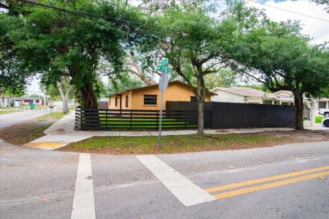 House in Miami Gardens, Florida 4 bedrooms, 167.22 sq.m. № 1945418 - photo 5