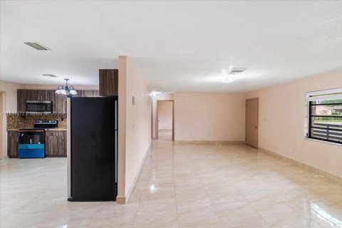 House in Miami Gardens, Florida 4 bedrooms, 167.22 sq.m. № 1945418 - photo 9
