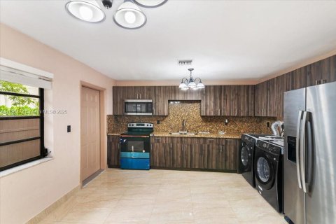 House in Miami Gardens, Florida 4 bedrooms, 167.22 sq.m. № 1945418 - photo 12