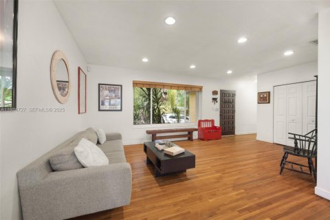 Casa en venta en Miami, Florida, 3 dormitorios, 130.99 m2 № 1983003 - foto 4