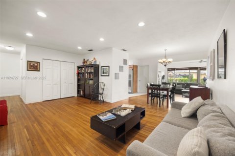 Casa en venta en Miami, Florida, 3 dormitorios, 130.99 m2 № 1983003 - foto 5