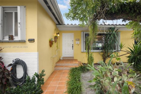 Casa en venta en Miami, Florida, 3 dormitorios, 130.99 m2 № 1983003 - foto 3