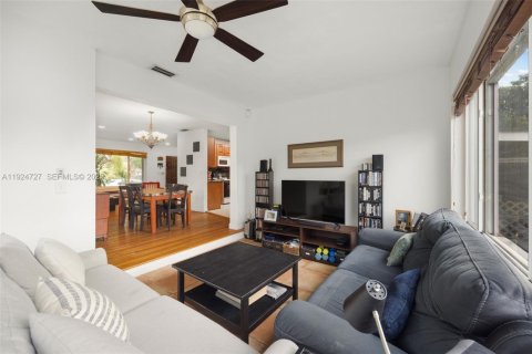 Casa en venta en Miami, Florida, 3 dormitorios, 130.99 m2 № 1983003 - foto 9