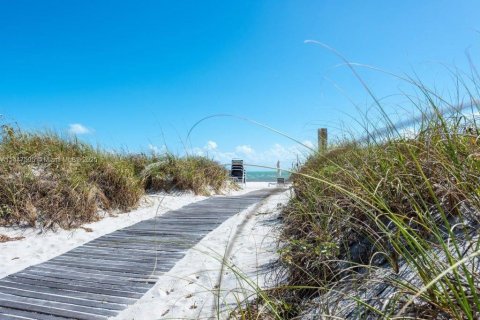 Condominio en alquiler en Key Biscayne, Florida, 2 dormitorios, 122.63 m2 № 2012404 - foto 30