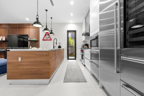 Casa en venta en Miami, Florida, 5 dormitorios, 368.08 m2 № 2034710 - foto 2