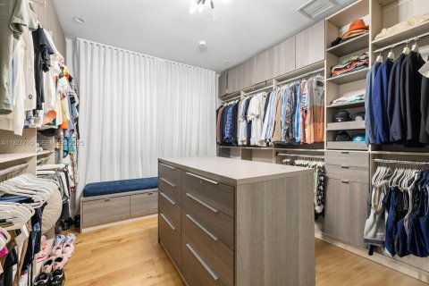 Casa en venta en Miami, Florida, 5 dormitorios, 368.08 m2 № 2034710 - foto 12