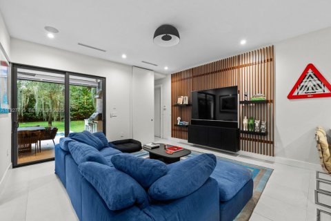 Casa en venta en Miami, Florida, 5 dormitorios, 368.08 m2 № 2034710 - foto 9