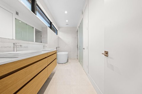 Casa en venta en Miami, Florida, 5 dormitorios, 368.08 m2 № 2034710 - foto 11