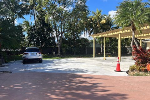 Купить виллу или дом в Хомстед, Флорида 7 спален, 454.38м2, № 1986334 - фото 2