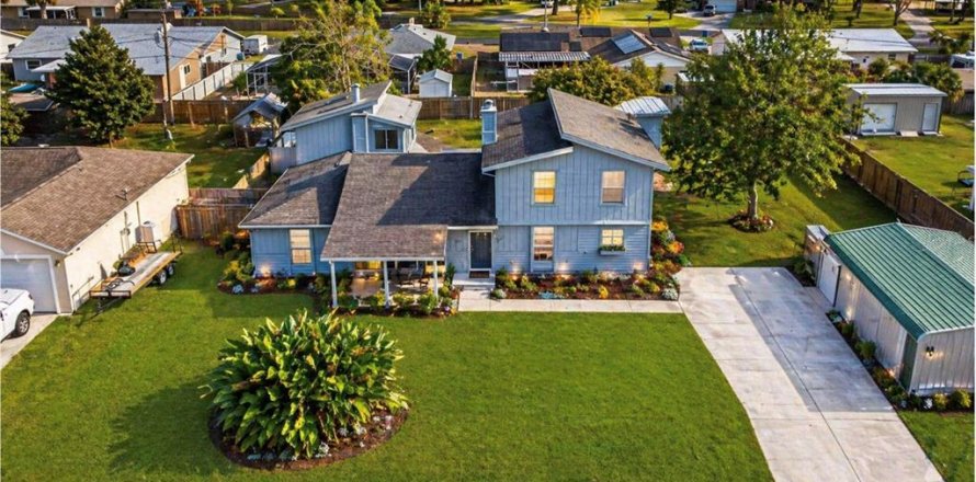 House in Edgewater, Florida 7 bedrooms, 181.35 sq.m. № 2123041