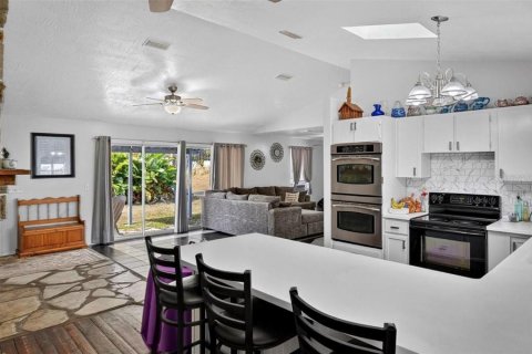 House in Edgewater, Florida 7 bedrooms, 181.35 sq.m. № 2123041 - photo 6