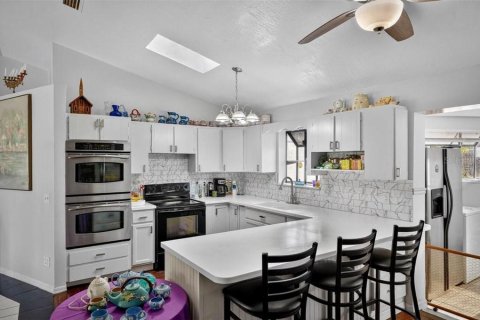 House in Edgewater, Florida 7 bedrooms, 181.35 sq.m. № 2123041 - photo 5