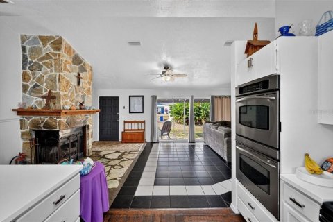 House in Edgewater, Florida 7 bedrooms, 181.35 sq.m. № 2123041 - photo 4