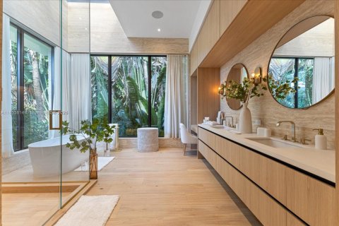 House in Miami Beach, Florida 5 bedrooms, 858.14 sq.m. № 1871938 - photo 10