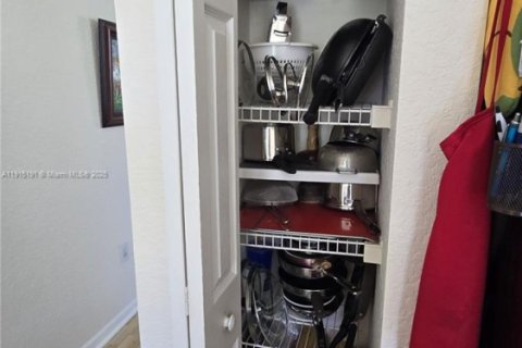 Купить таунхаус в Пемброк-Пайнс, Флорида 3 спальни, 125.23м2, № 1972862 - фото 15