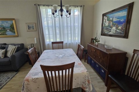 Купить таунхаус в Пемброк-Пайнс, Флорида 3 спальни, 125.23м2, № 1972862 - фото 11