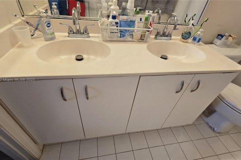 Купить таунхаус в Пемброк-Пайнс, Флорида 3 спальни, 125.23м2, № 1972862 - фото 23