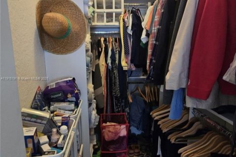 Купить таунхаус в Пемброк-Пайнс, Флорида 3 спальни, 125.23м2, № 1972862 - фото 27