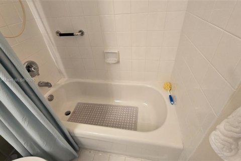 Купить таунхаус в Пемброк-Пайнс, Флорида 3 спальни, 125.23м2, № 1972862 - фото 30