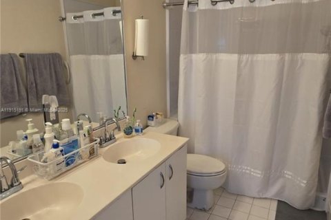 Купить таунхаус в Пемброк-Пайнс, Флорида 3 спальни, 125.23м2, № 1972862 - фото 25