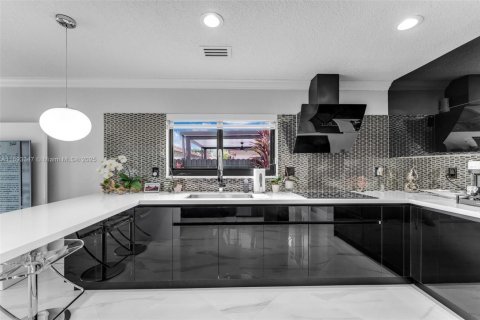 Casa en venta en Miami, Florida, 4 dormitorios, 227.8 m2 № 1945677 - foto 11