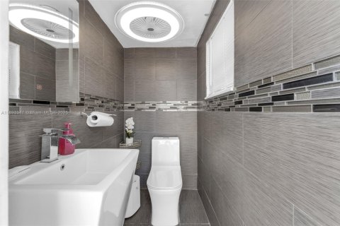 Casa en venta en Miami, Florida, 4 dormitorios, 227.8 m2 № 1945677 - foto 23