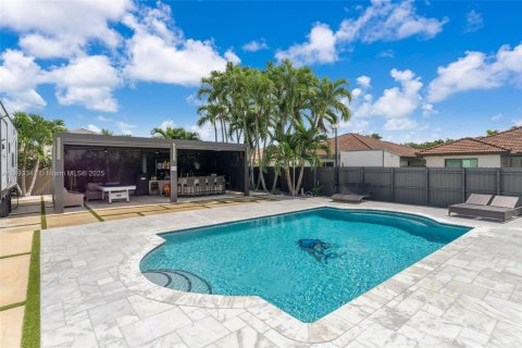 Casa en venta en Miami, Florida, 4 dormitorios, 227.8 m2 № 1945677 - foto 30