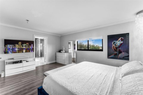 Casa en venta en Miami, Florida, 4 dormitorios, 227.8 m2 № 1945677 - foto 15