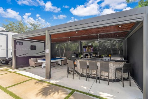 Casa en venta en Miami, Florida, 4 dormitorios, 227.8 m2 № 1945677 - foto 27