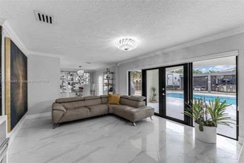 Casa en venta en Miami, Florida, 4 dormitorios, 227.8 m2 № 1945677 - foto 9