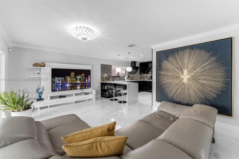 Casa en venta en Miami, Florida, 4 dormitorios, 227.8 m2 № 1945677 - foto 6