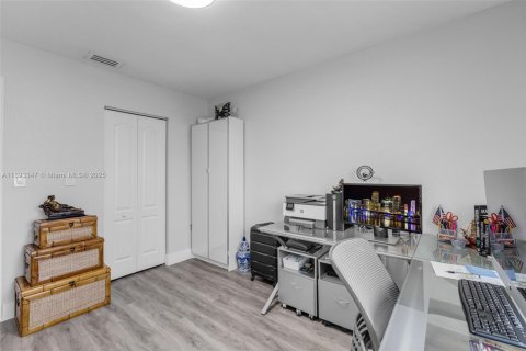 Casa en venta en Miami, Florida, 4 dormitorios, 227.8 m2 № 1945677 - foto 25