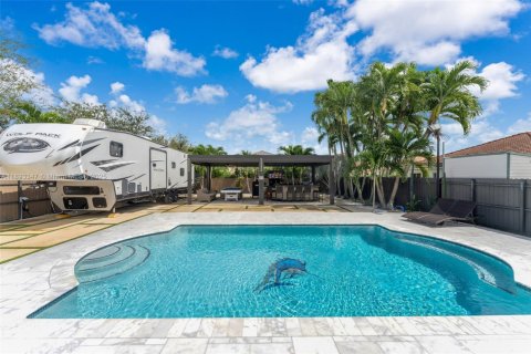Casa en venta en Miami, Florida, 4 dormitorios, 227.8 m2 № 1945677 - foto 29