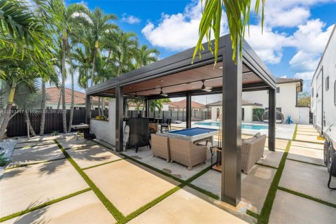 Casa en venta en Miami, Florida, 4 dormitorios, 227.8 m2 № 1945677 - foto 28