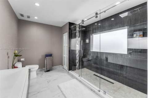 Casa en venta en Miami, Florida, 4 dormitorios, 227.8 m2 № 1945677 - foto 18