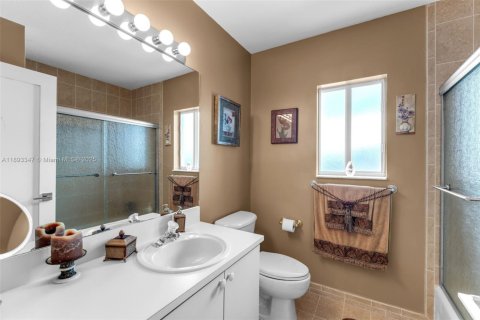 Casa en venta en Miami, Florida, 4 dormitorios, 227.8 m2 № 1945677 - foto 21
