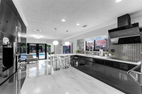 Casa en venta en Miami, Florida, 4 dormitorios, 227.8 m2 № 1945677 - foto 12