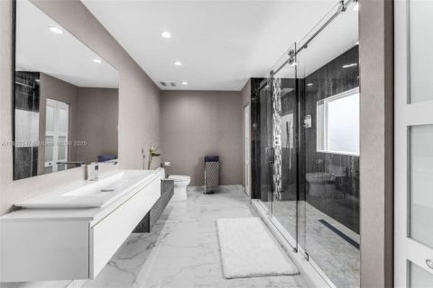 Casa en venta en Miami, Florida, 4 dormitorios, 227.8 m2 № 1945677 - foto 17