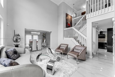 Casa en venta en Miami, Florida, 4 dormitorios, 227.8 m2 № 1945677 - foto 4
