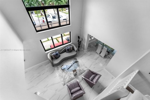 Casa en venta en Miami, Florida, 4 dormitorios, 227.8 m2 № 1945677 - foto 20