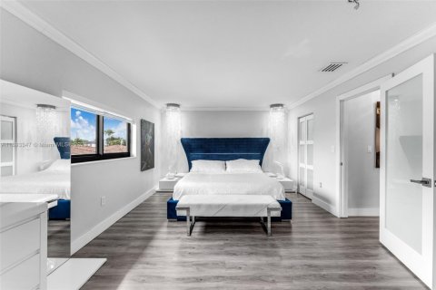 Casa en venta en Miami, Florida, 4 dormitorios, 227.8 m2 № 1945677 - foto 16