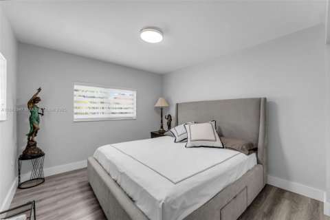 Casa en venta en Miami, Florida, 4 dormitorios, 227.8 m2 № 1945677 - foto 24