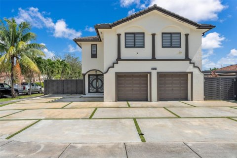 Casa en venta en Miami, Florida, 4 dormitorios, 227.8 m2 № 1945677 - foto 1
