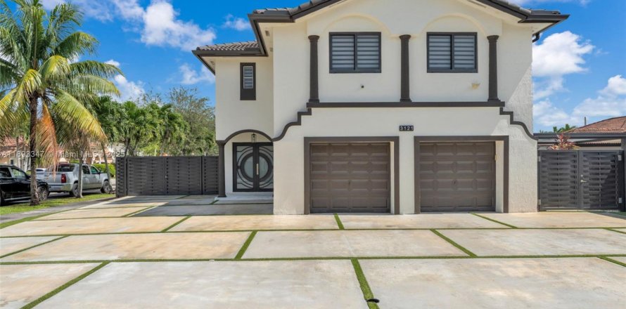 Casa en Miami, Florida 4 dormitorios, 227.8 m2 № 1945677