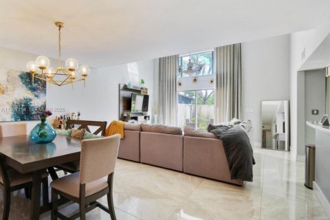 Adosado en alquiler en Miami Gardens, Florida, 3 dormitorios, 146.6 m2 № 1986290 - foto 1