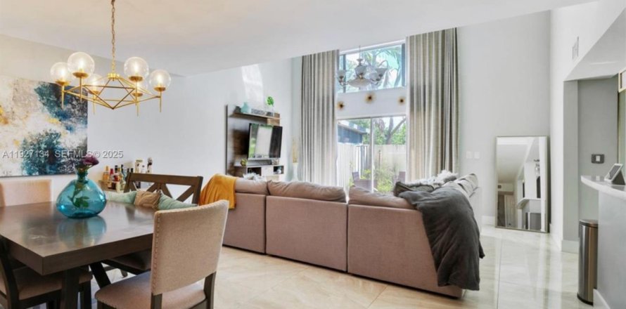 Adosado en Miami Gardens, Florida 3 dormitorios, 146.6 m2 № 1986290