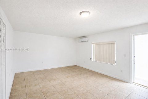 Propiedad comercial en alquiler en Miami, Florida, 260.5 m2 № 1993841 - foto 3