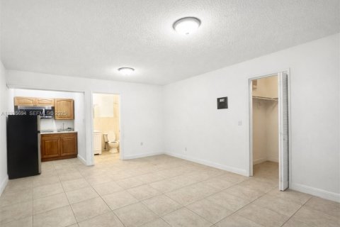 Propiedad comercial en alquiler en Miami, Florida, 260.5 m2 № 1993841 - foto 2