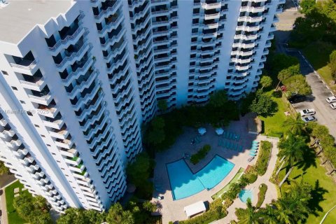 Condo in Aventura, Florida, 2 bedrooms № 1834303 - photo 9